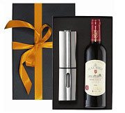 Weihnachts-Geschenkbox mit Wein und Pfeffermühle