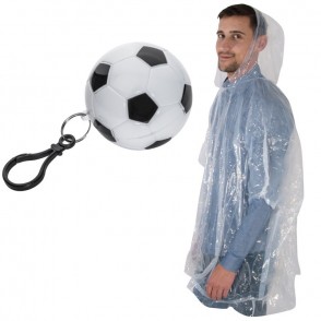 Regenponcho in einem Kunststofffußball